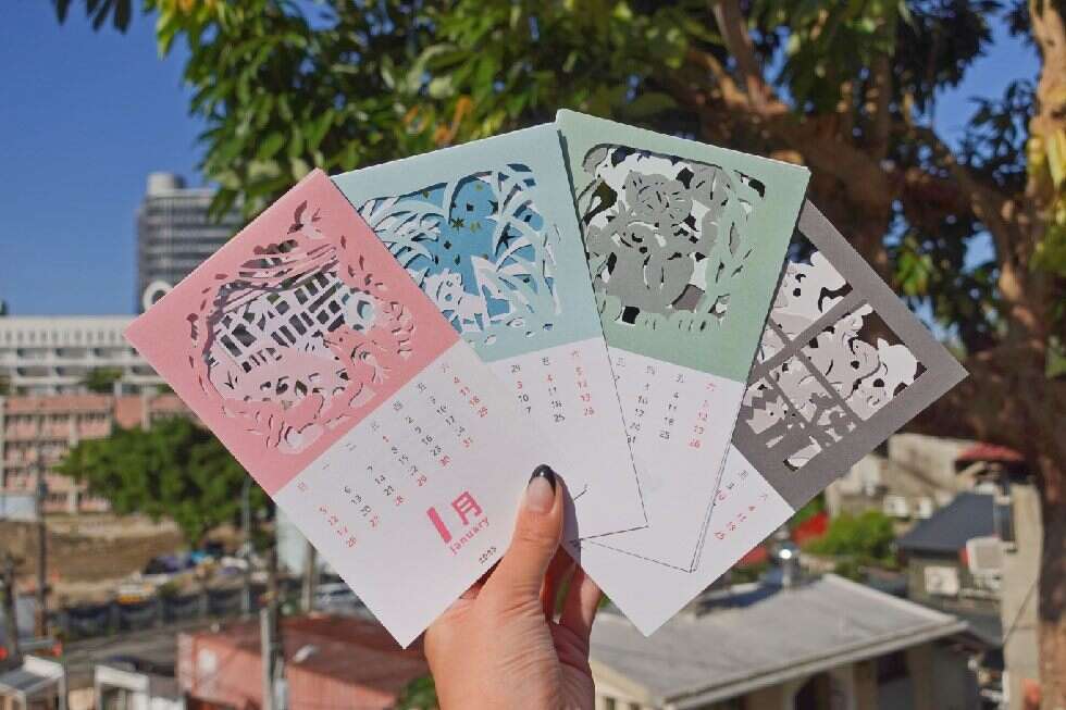 焕民新村雕刻四季－2025纸雕月历DIY(照片为焕民新村提供)
