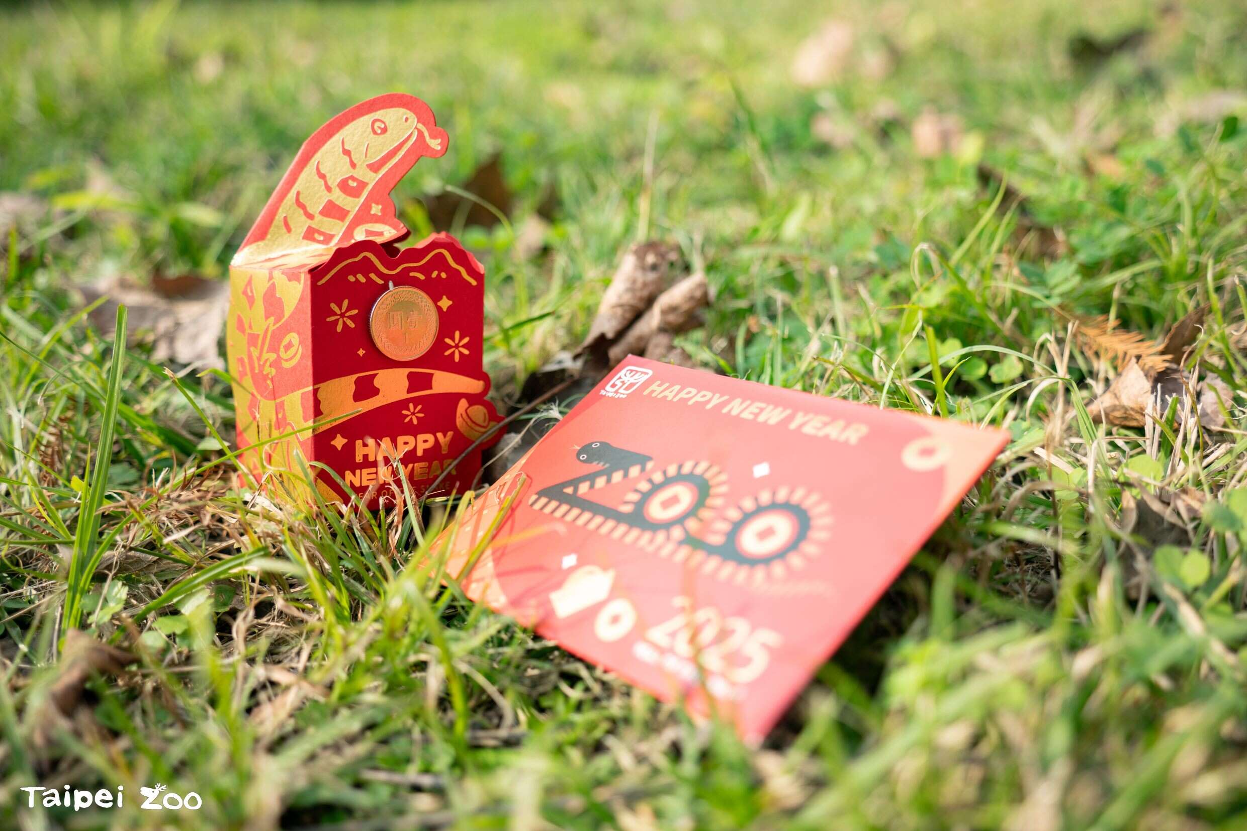 新年正月初一至初三(2025年1月29日至31日)动物园大门入口舞台旁将有动物布偶来开运发放一元复始蛇年开运金，每日限量500份。(图片来源：台北市立动物园)