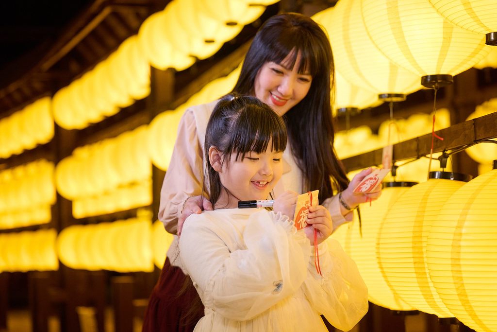 充满节庆氛围的「祈福灯林」，透过吊挂祈福卡於暖心光芒灯笼下方，期许祈愿一切美好。(图片来源：台北市政府观光传播局)