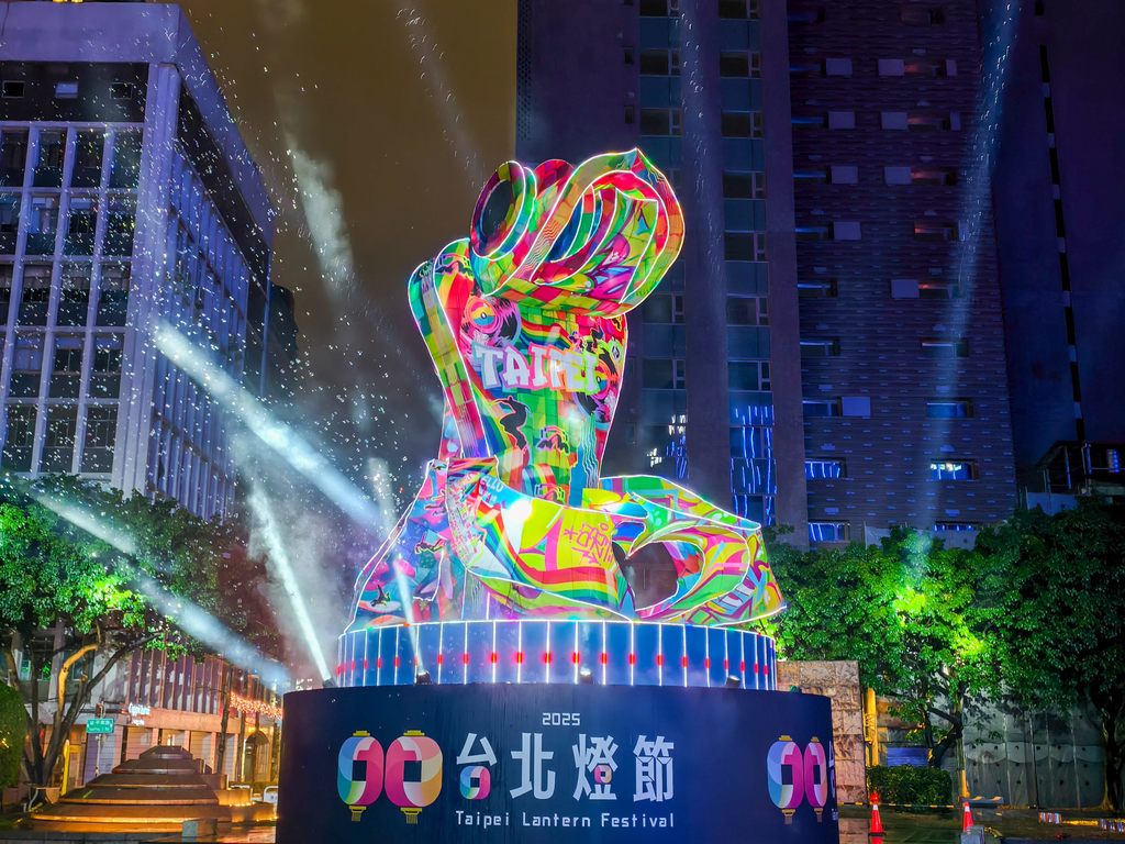 主灯「福蛇豆豆」。(图片来源：台北市政府观光传播局)