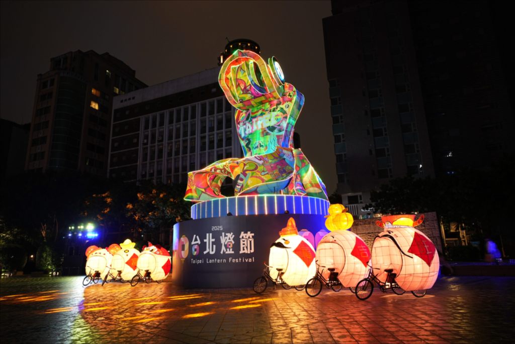 主灯「福蛇豆豆」旁的「六小福」元宵汤圆，以不同吉祥福气馅料带给市民团圆美满的佳节祝福。(图片来源：台北市政府观光传播局)