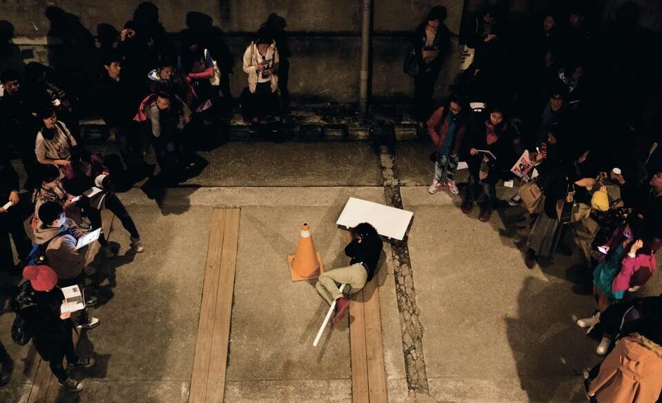 《背着你跳舞》在捷运地下道演出，舞出诗展演的多元可能
