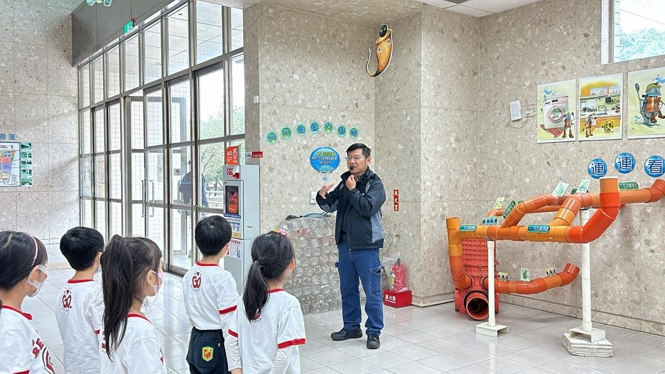 迪化污水處理廠環境教育課程，讓學員認識污水處理流程(圖片來源：臺北市政府工務局衛生下水道工程處)