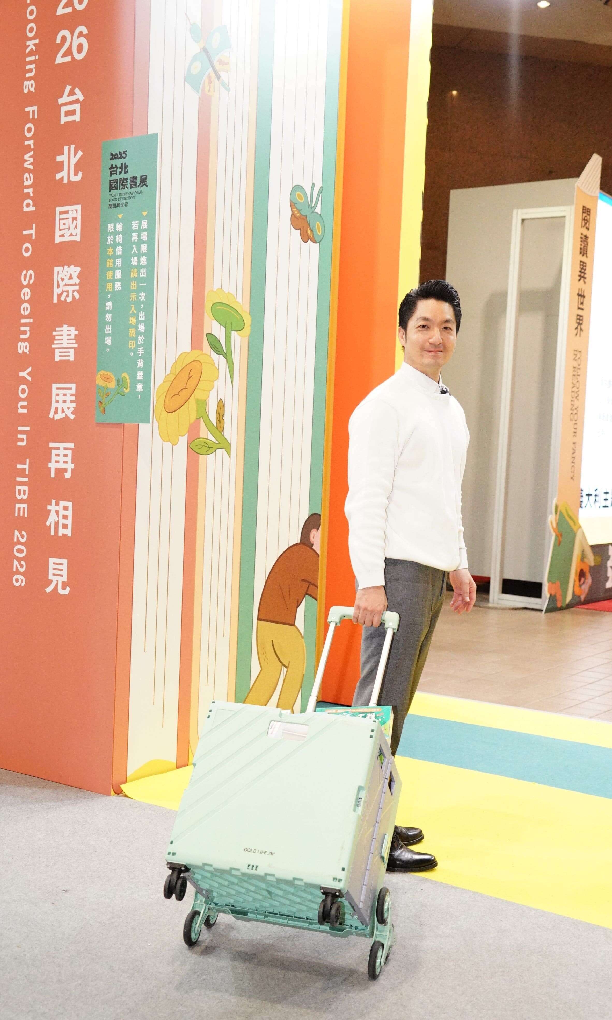 市長拉著購入的書籍滿載而歸(圖片來源：臺北市政府文化局)