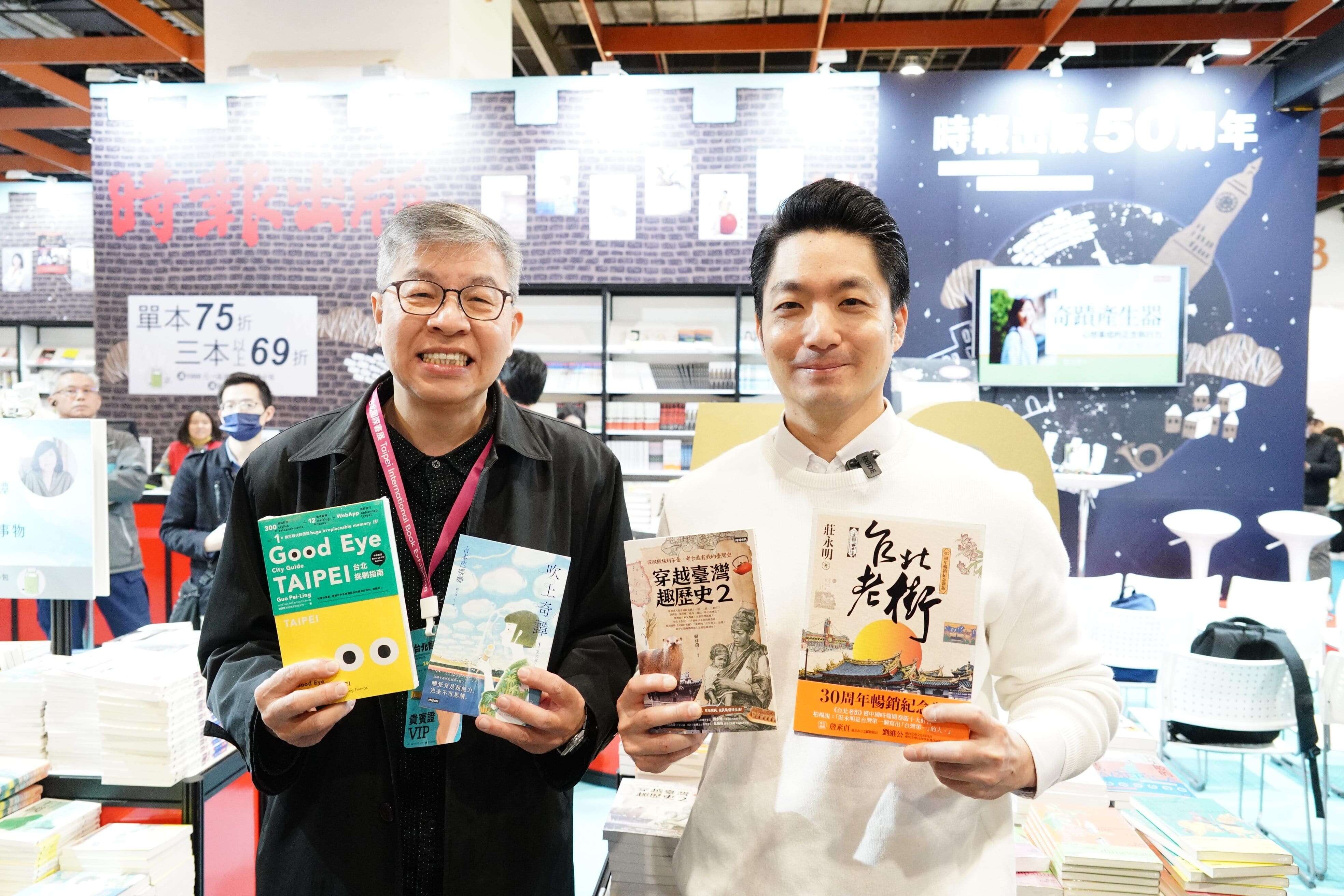於時報出版參觀購書(圖片來源：臺北市政府文化局)