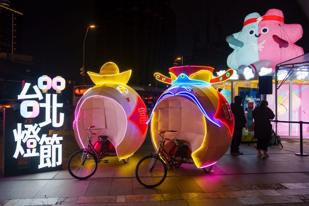 「活力壮宝」灯饰展现台北运动城市的热情与活力，於台北灯节北门展区展出至2月16日。(图片来源：台北市政府观光传播局)