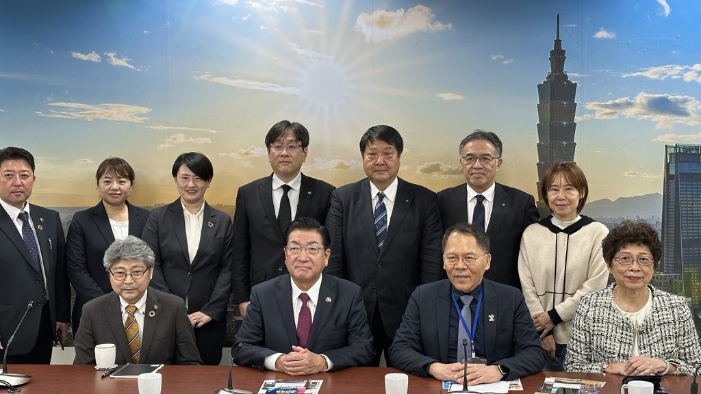 日本秋田縣大仙市市長老松博行一行人來臺與臺北市觀傳局進行拜會交流。（第一排左二為日本秋田縣大仙市市長老松博行、左一為大仙市議會議長古谷武美、第一排右二為臺北市觀傳局局長王秋冬、右一為台灣旅遊交流協會執委會主委賴瑟珍）(圖片來源：臺北市政府觀光傳播局)