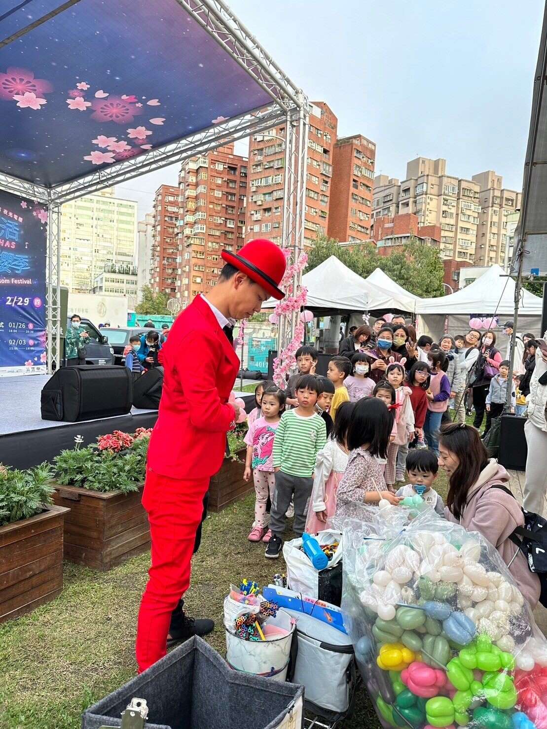 2024乐活夜樱季-假日活动气球互动(图片来源：台北市政府工务局公园路灯工程管理处)