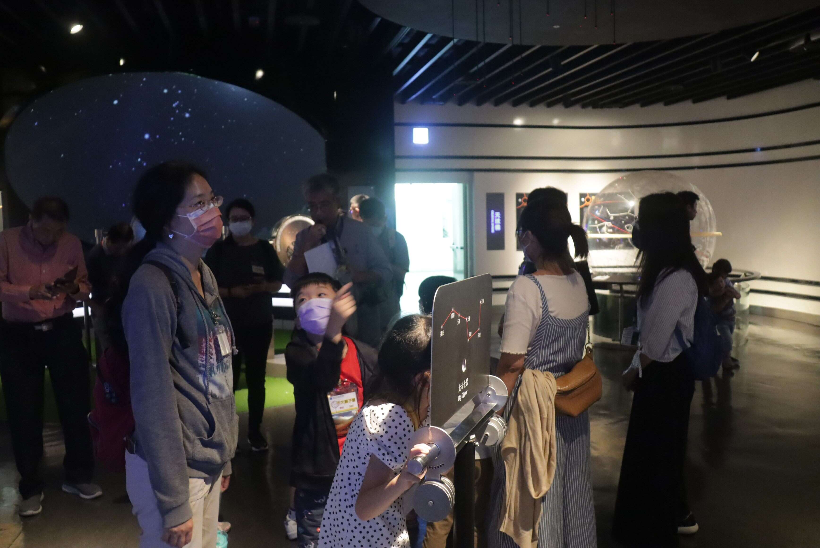 活动中透过星座展示和星象解说来认识星座！(图片来源：台北市立天文科学教育馆)