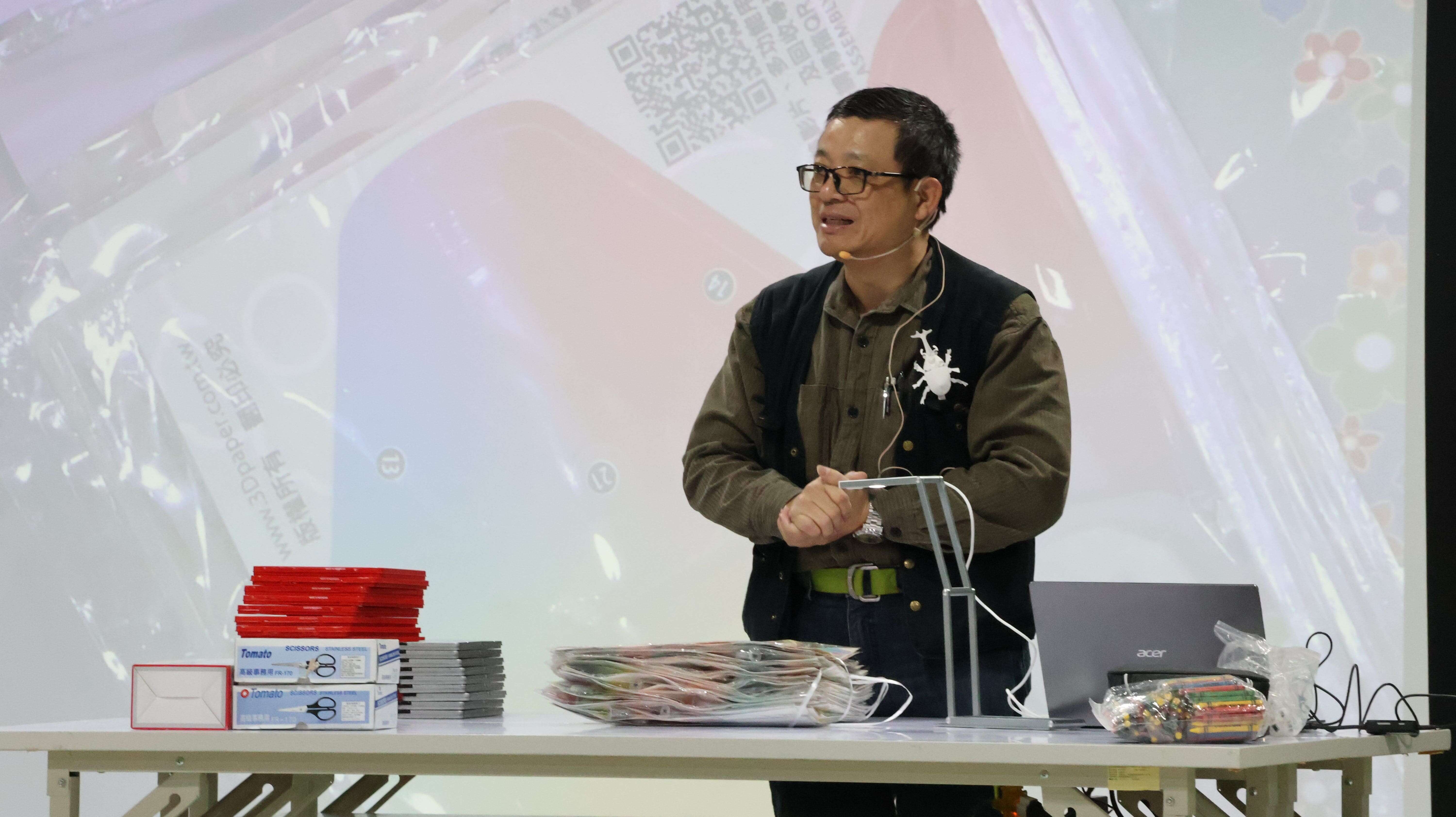台湾国际级纸雕大师－洪新富老师(图片来源：台北市政府青年局)
