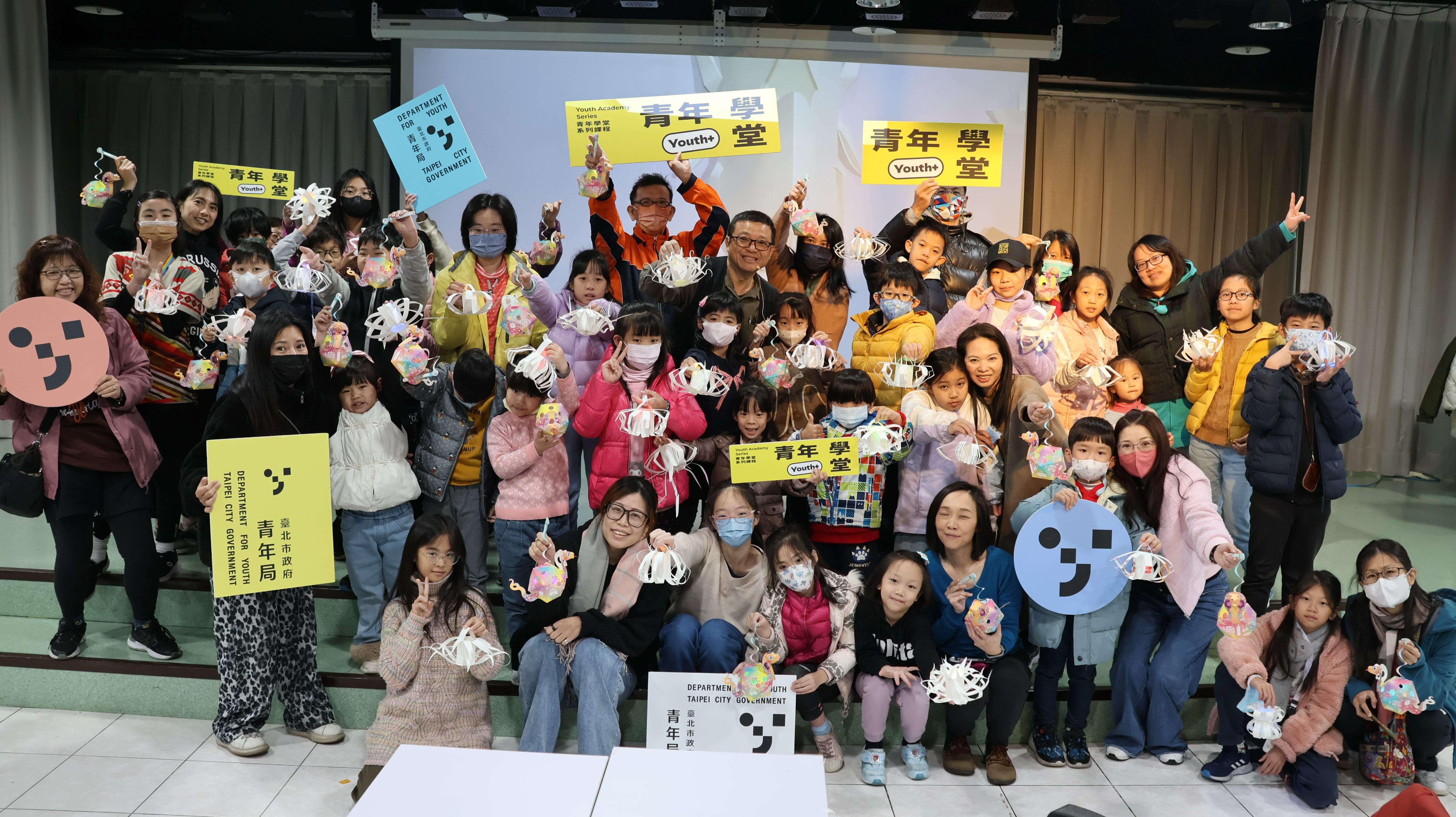 「创意提灯，职人带路!」大合照(图片来源：台北市政府青年局)