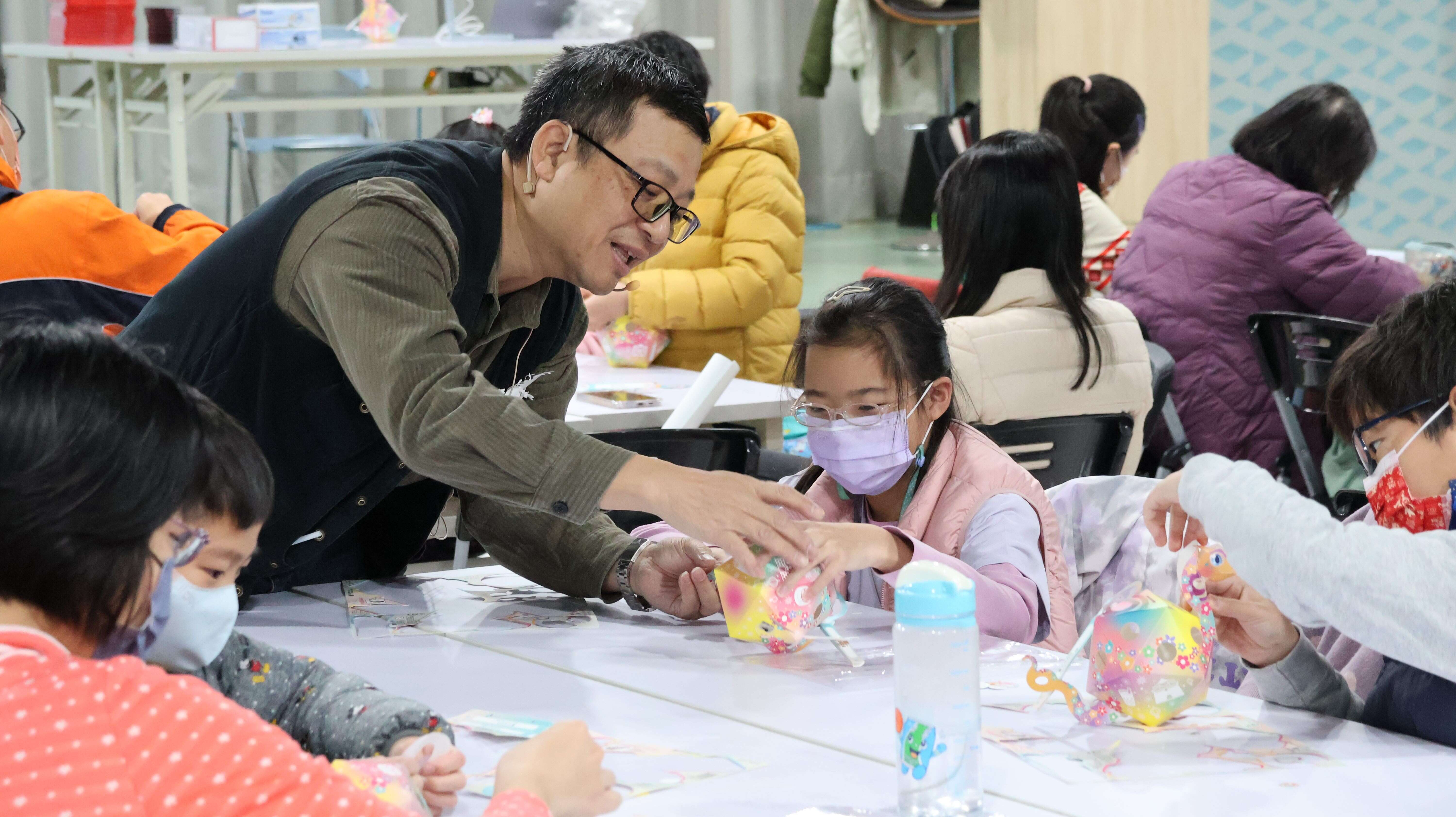 洪新富老师手把手带领孩子们一起做「台北小Ｑ」(图片来源：台北市政府青年局)