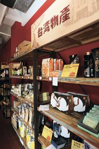 「台湾物产」这间店不仅贩售特色小物，同时也让游客能更深入了解台湾各地的文化价值。