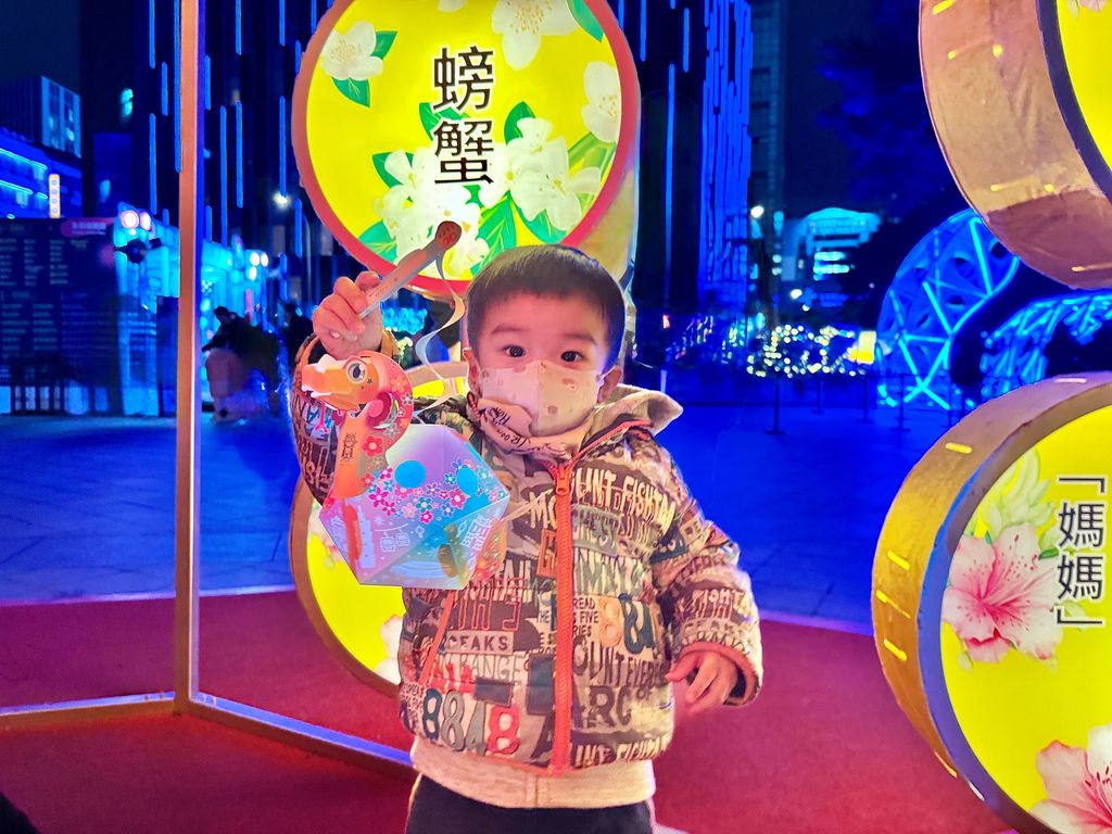 於元宵節當日，民眾只要提著任一款小燈籠，即可至台北燈節展區4個服務台，兌換限量湯圓，祝福大家新一年團圓美滿、好運連連。(圖片來源：臺北市政府觀光傳播局)