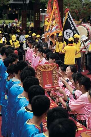 由青年担任迎神安座的执事人员