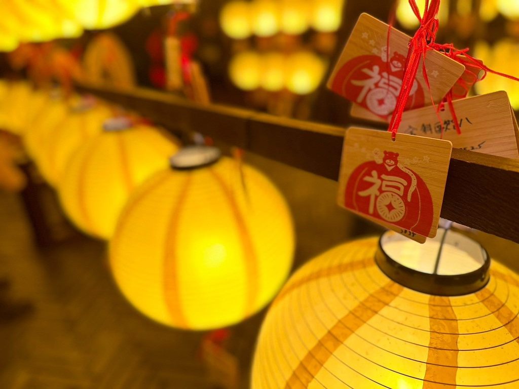 西本愿寺的「祈福灯林」，相当适合与心爱的他，一起在祈福卡下许下美好祈愿，创造如纪念日般的浪漫回忆。(图片来源：台北市政府观光传播局)