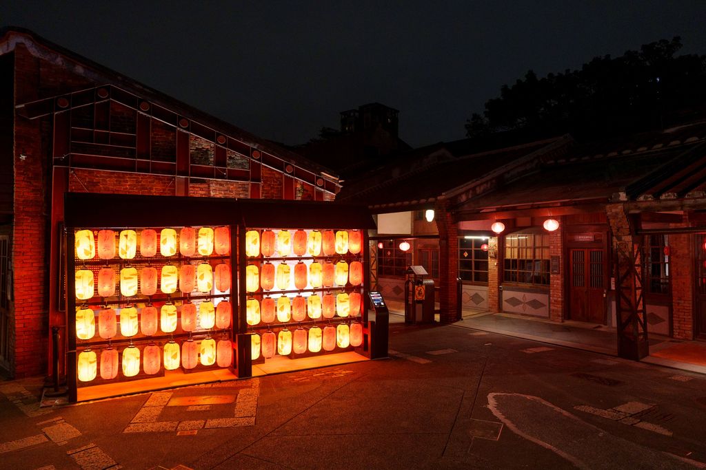 剥皮寮历史街广州街入口的「剥皮寮灯墙」，灯笼上绘制杜鹃花与海芋，温暖柔和的灯光氛围，是最佳告白浪漫场所。(图片来源：台北市政府观光传播局)