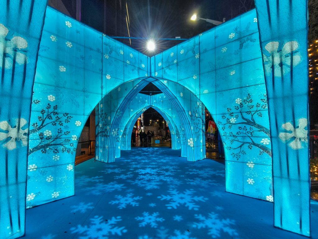 与艺术家TERU携手打造「等待丰收的树」，冰蓝色调营造出雪国般的梦幻氛围，地面上还有雪花投影，增添唯美视觉效果。(图片来源：台北市政府观光传播局)