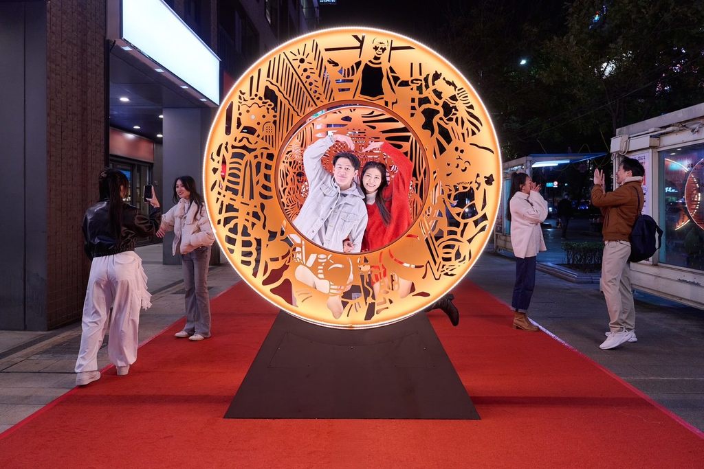 邻近捷运西门站1号出口的「白蛇转」，不仅适合拍摄互动式合影，当两人站在灯组中央，浪漫氛围瞬间拉满。(图片来源：台北市政府观光传播局)