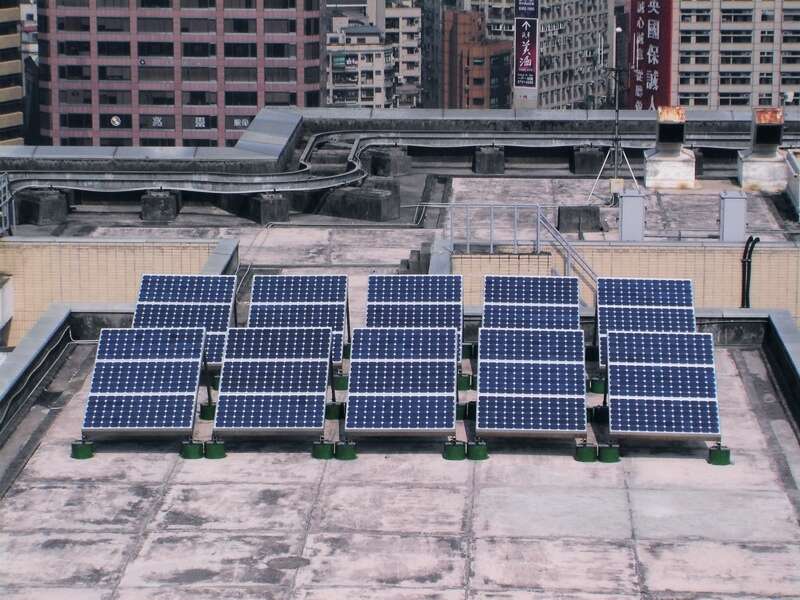 位於市政大楼12楼屋顶的太阳光电发电示范系统。