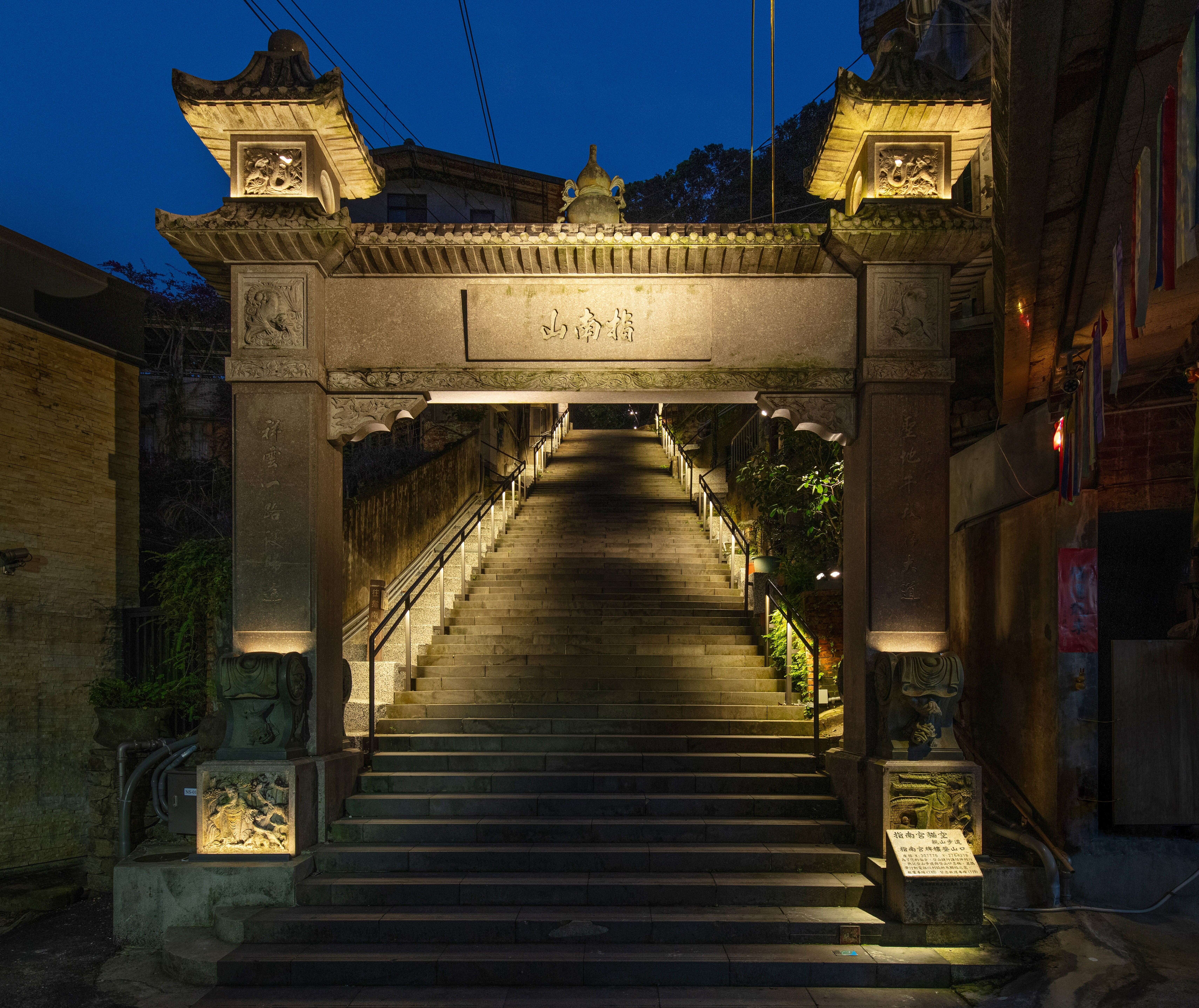 指南风景区竹柏参道入口牌楼夜间光环境(图片来源：台北市政府工务局大地工程处)