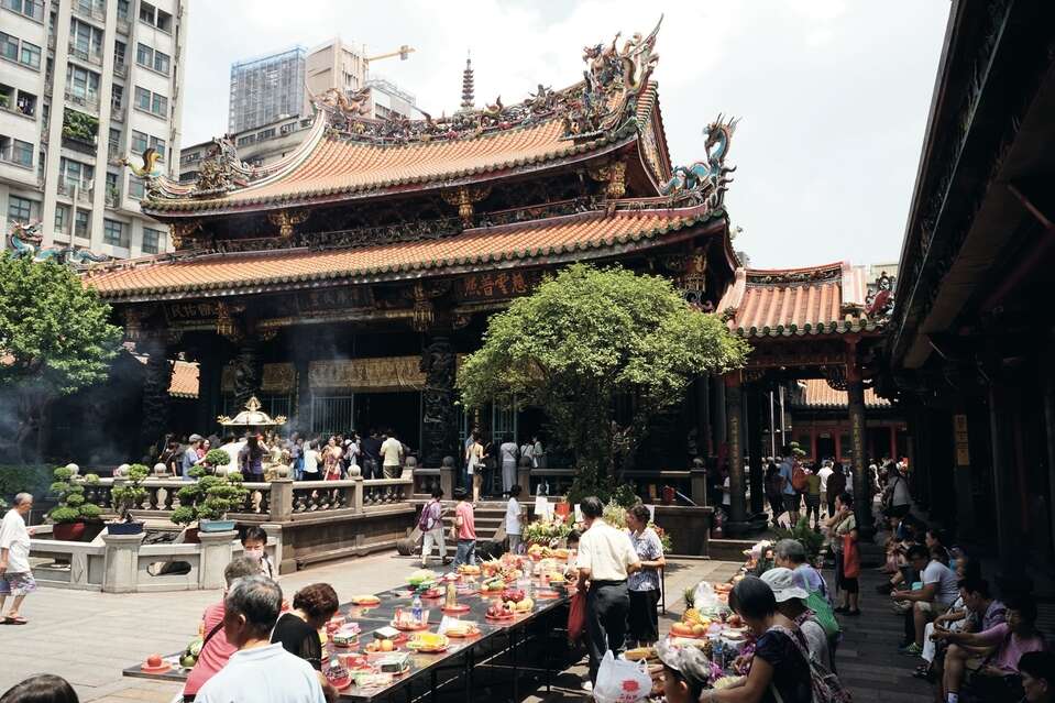 龍山寺是台北名寺，也是國際觀光客造訪台北的必遊之地