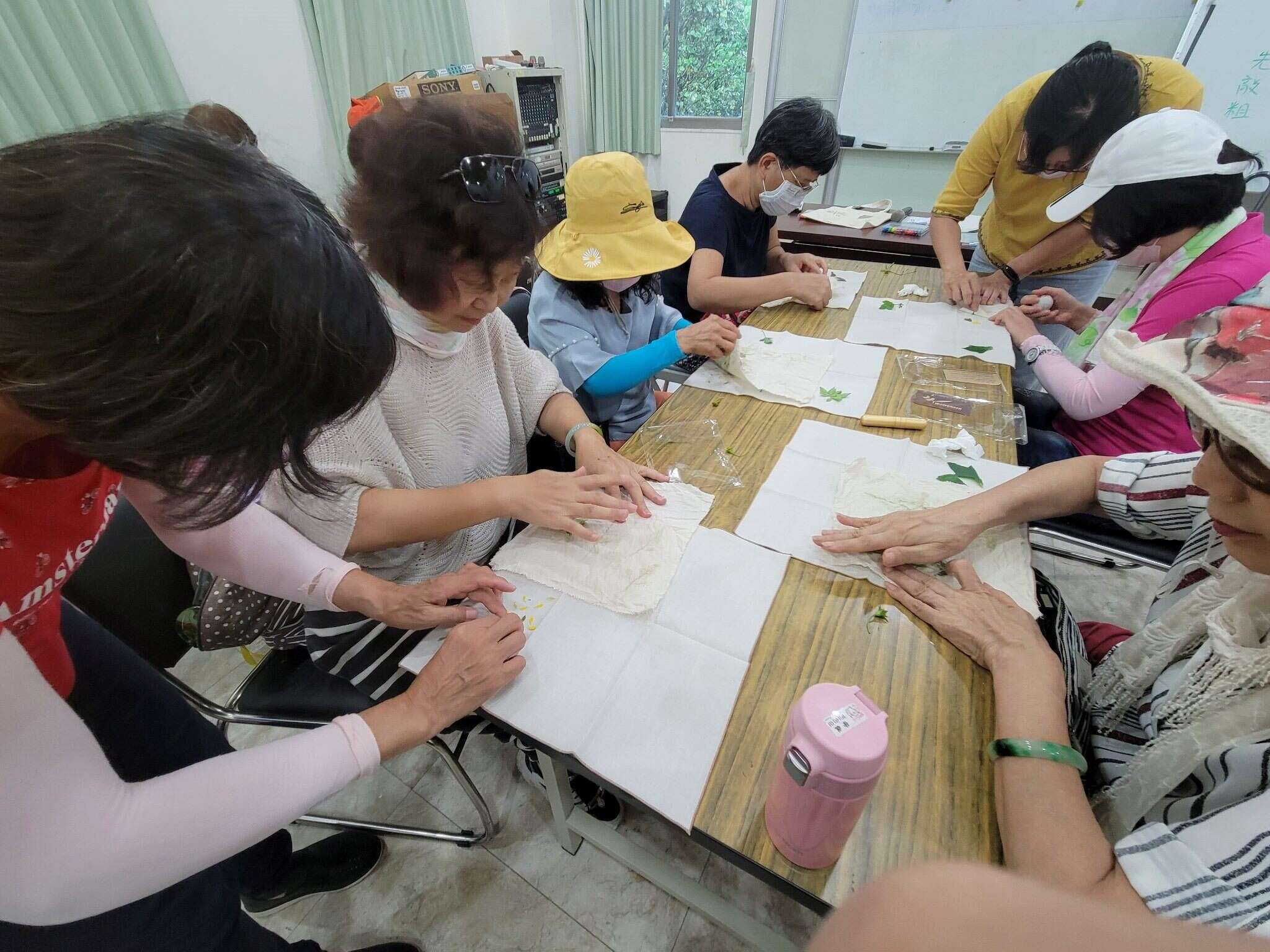 「湿地游学趣」提供银发族参与手作(图片来源：台北市动物保护处)