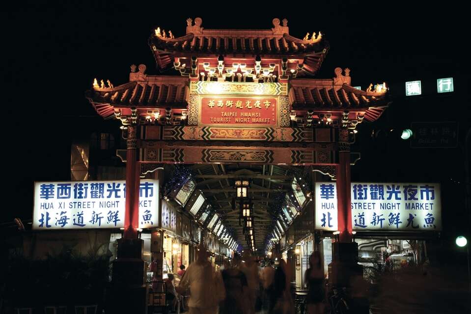 華西街觀光夜市緊鄰龍山寺，吸引許多觀光客前來品嘗道地台灣小吃