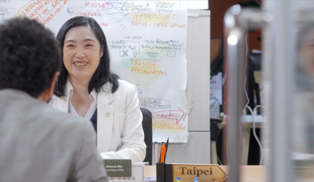 《TAIPEI 臺北．台北》商務篇介紹臺北設有「台北市投資服務辦公室(ITO)」，提供外國人一站式專人投資服務。(圖片來源：臺北市政府觀光傳播局)