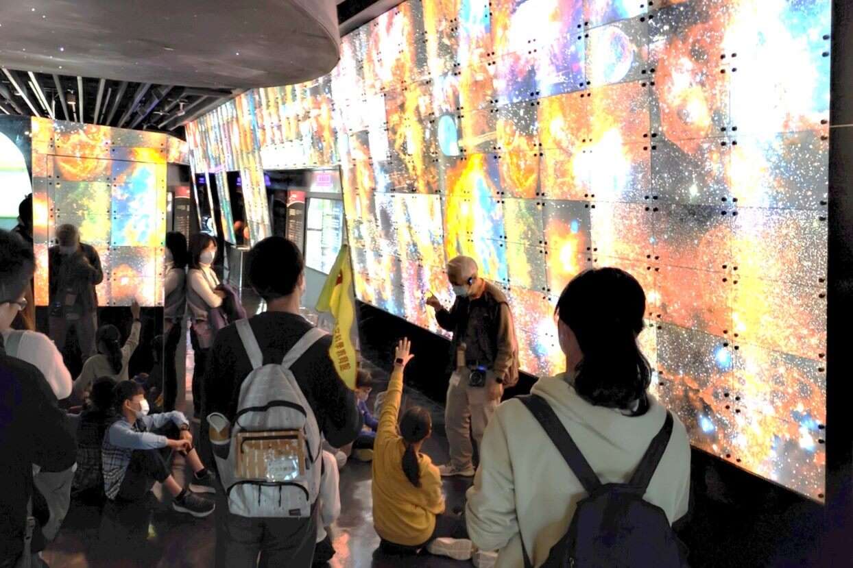 专业解说员在活动中带领亲子探索展示场!(图片来源：台北市立天文科学教育馆)