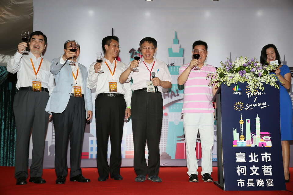 台北市长柯文哲与上海市长杨雄相见欢，互赠见面礼。