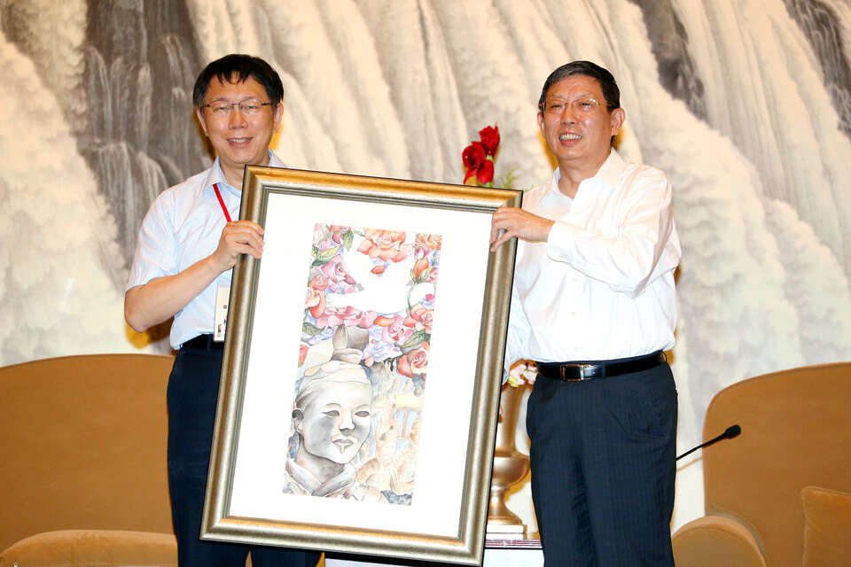 台北市長柯文哲於晚宴中舉杯向在場貴賓致意,期盼雙城論壇能為兩岸交流奠定互信基礎。 台北市長柯文哲於晚宴中舉杯向在場貴賓致意,期盼雙城論壇能為兩岸交流奠定互信基礎。