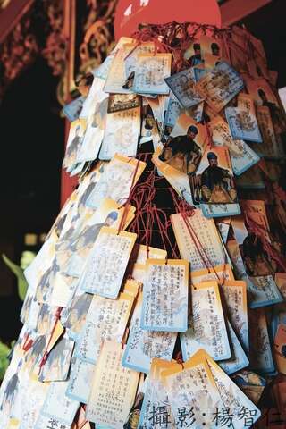 每逢考季，文昌祠主殿前掛滿祈求金榜題名的許願卡。