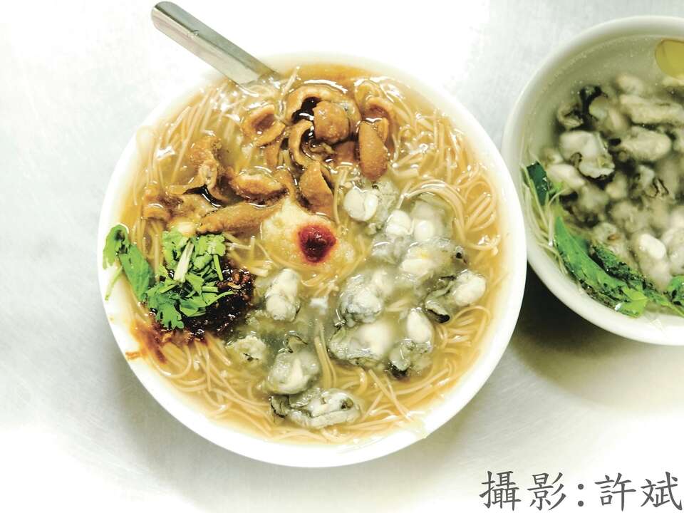顏家蚵仔麵線的鮮美滋味令人回味無窮。 顏家蚵仔麵線的鮮美滋味令人回味無窮。