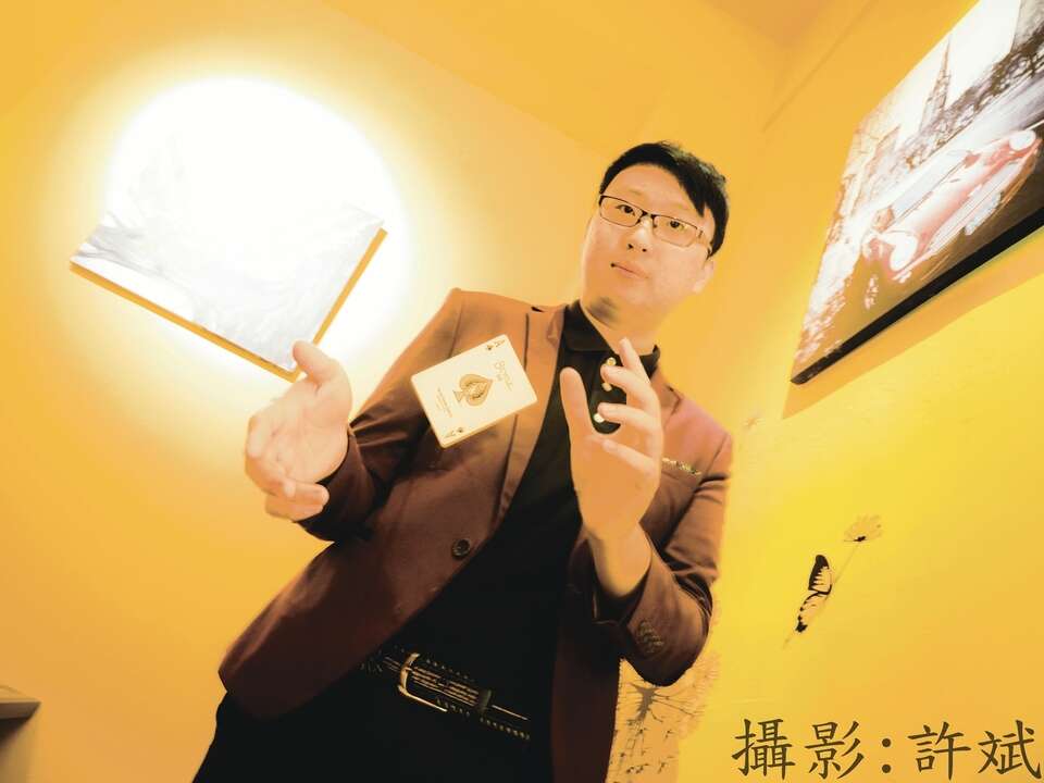 邊喝咖啡,邊看魔術,是昇昇獨一無二的特色。 邊喝咖啡,邊看魔術,是昇昇獨一無二的特色。