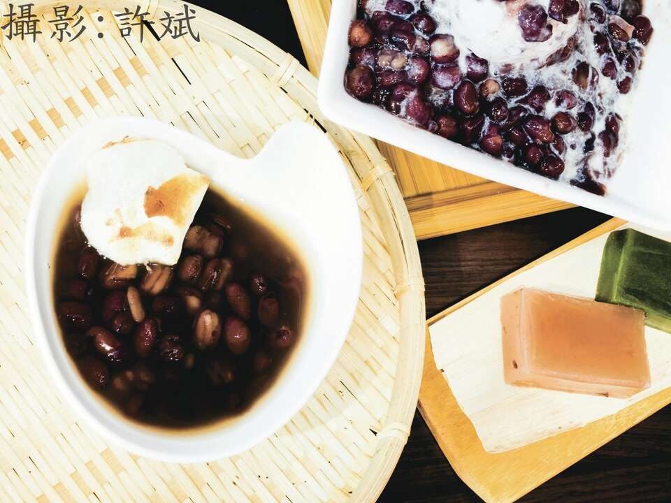 一碗紅豆湯配上手工羊羹，享受一段甜蜜的下午茶時光。