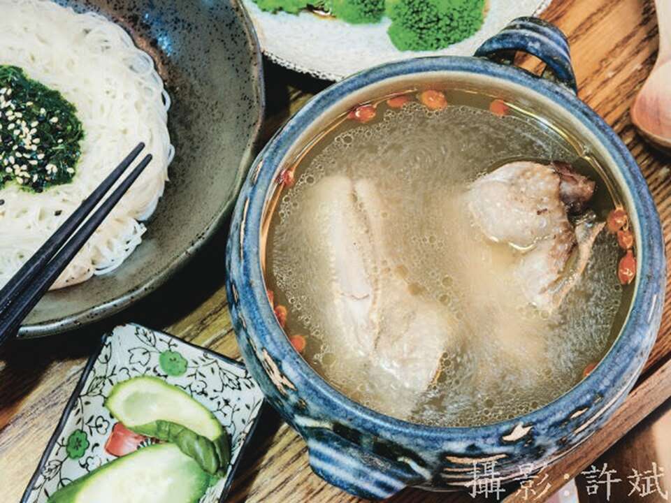 正一堂養生膳食坊的加味補氣藥膳,喝得到老闆的堅持與用心。 正一堂養生膳食坊的加味補氣藥膳,喝得到老闆的堅持與用心。