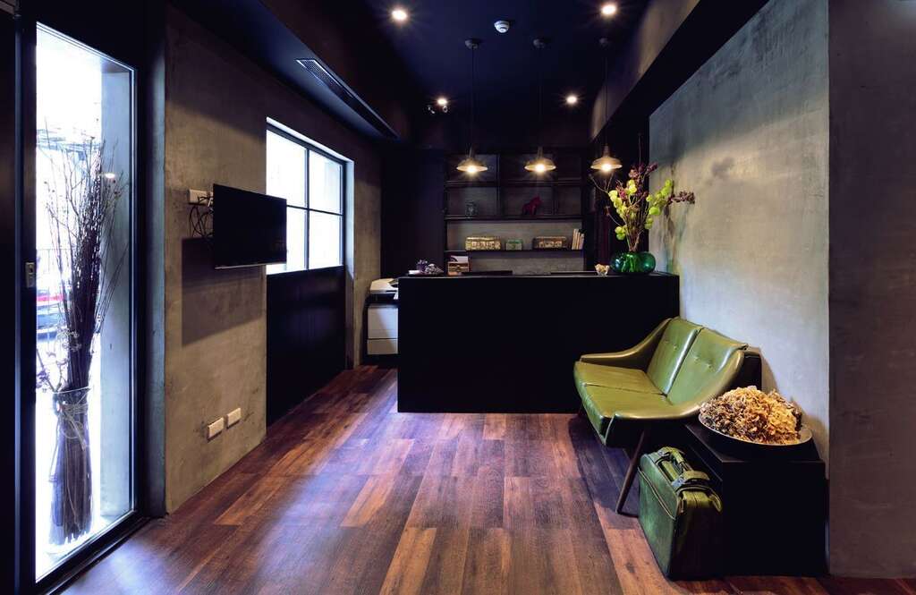 艾米旅店以現代化簡潔的空間設計結合舊元素，呈現迷人丰采