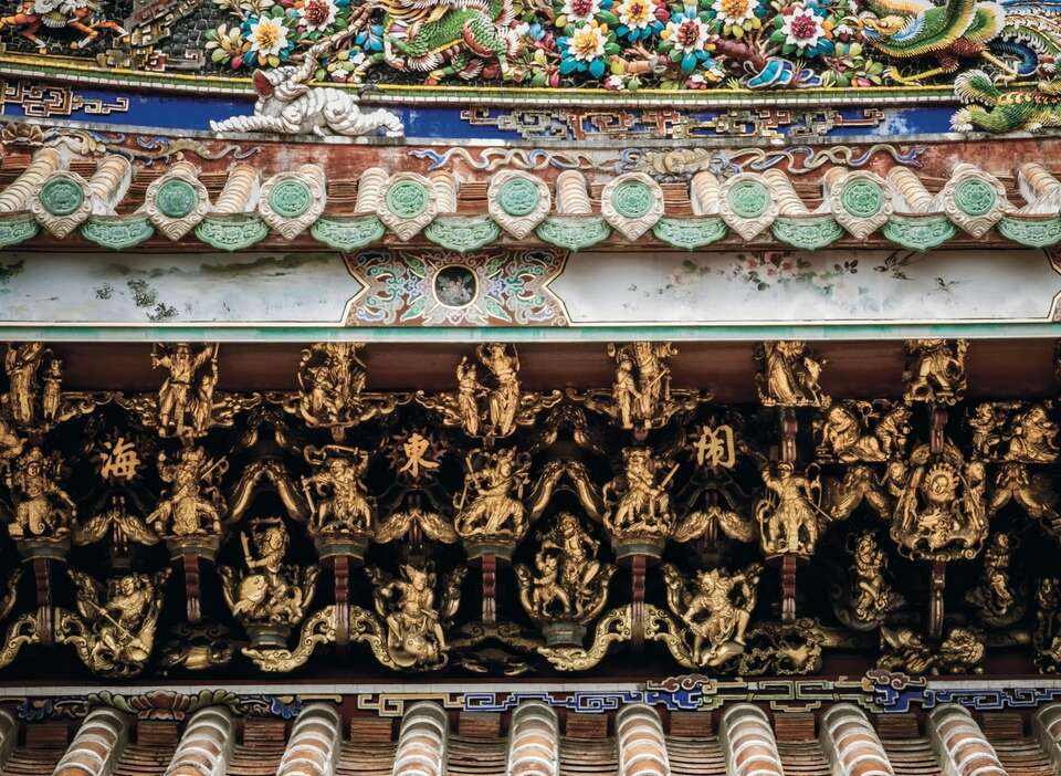保安宮正殿屋頂重簷的「八仙大鬧東海」木雕斗拱。