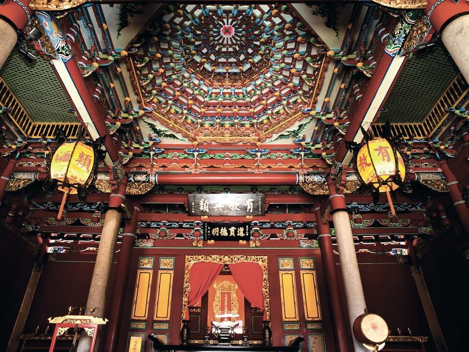 台北孔廟主祭孔子的大成殿，吸引日人前來朝聖。