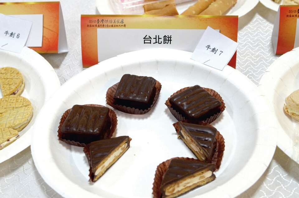 「牛軋千層派」結合花生牛軋糖與千層酥，外表再裹上巧克力。（圖／台北市糕餅商業同業公會提供）
