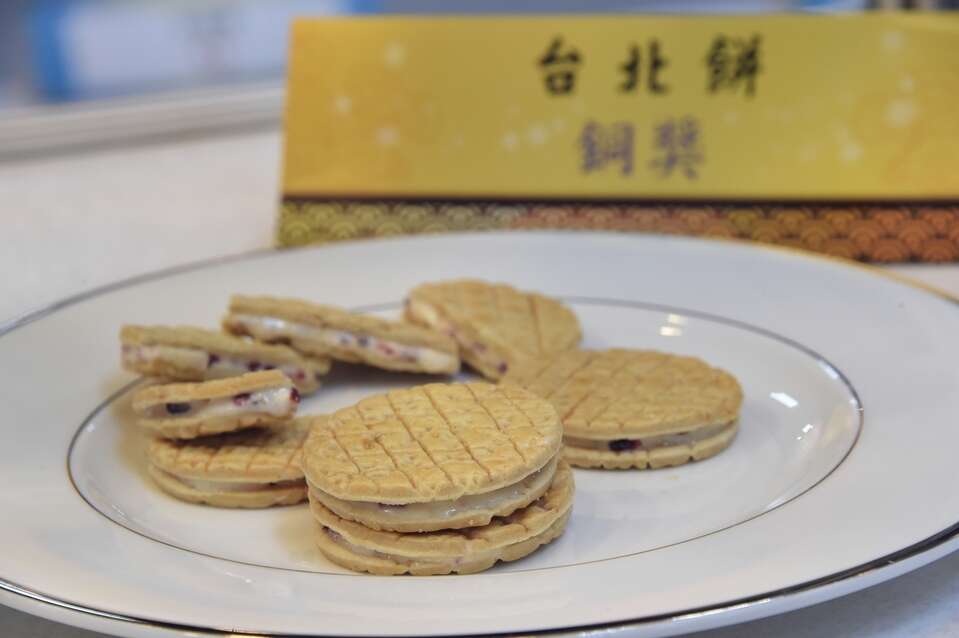 銅獎「牛軋餅」大小適中，隨手拿了就可享用。（劉佳雯攝）