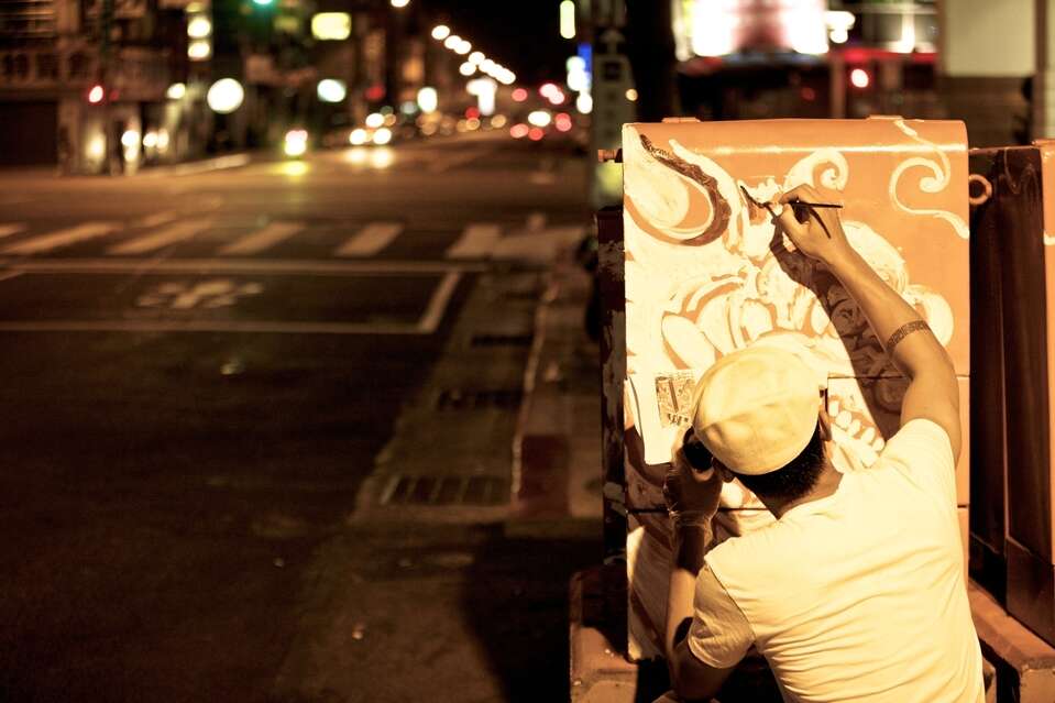 藝術家為街頭變電箱披彩衣。（吳思儒攝）