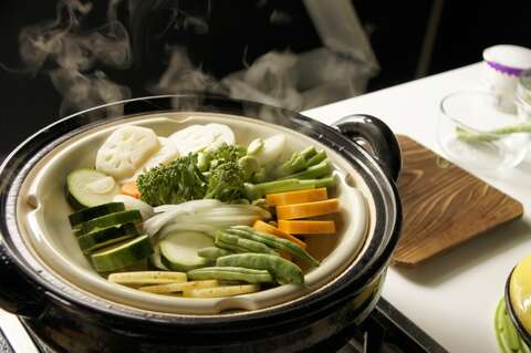 掀开土锅那沈沈的盖子，满满的综合蔬菜香气扑鼻而来。