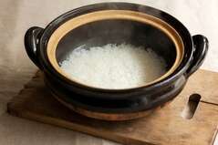 用土锅煮米饭，其美味丝丝入扣。