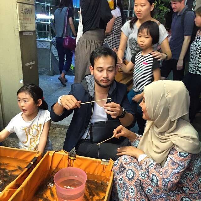 YANA 夫婦對夜市釣蝦遊戲非常感興趣，還將此經驗上傳臉書。