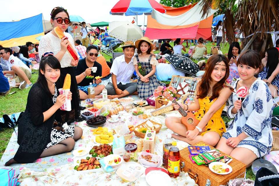）準備簡單的食物，坐在草地上，凝聚起人與人之間的情感