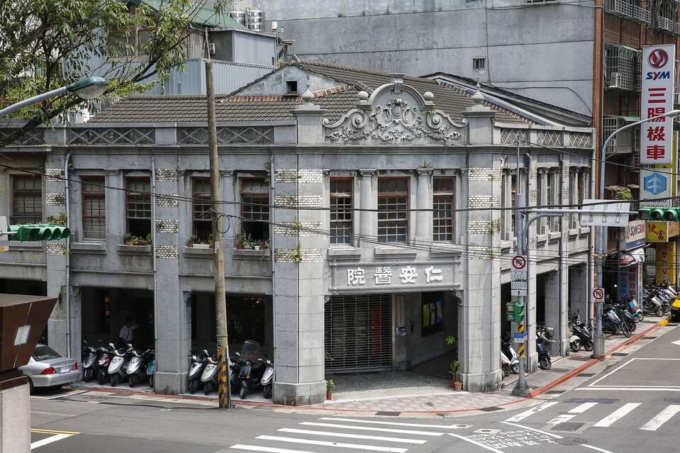 全台第一間全棟完整保存的醫生館「仁安醫院」。（楊智仁攝）