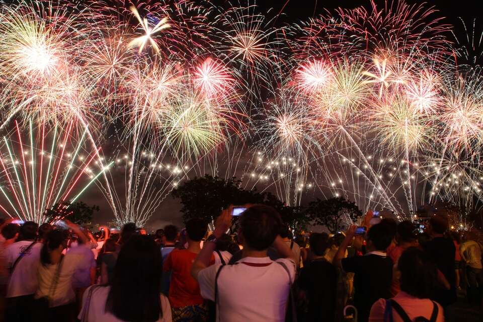 大稻埕碼頭有煙火施放，火樹銀花，璀燦動人。（楊智仁攝）