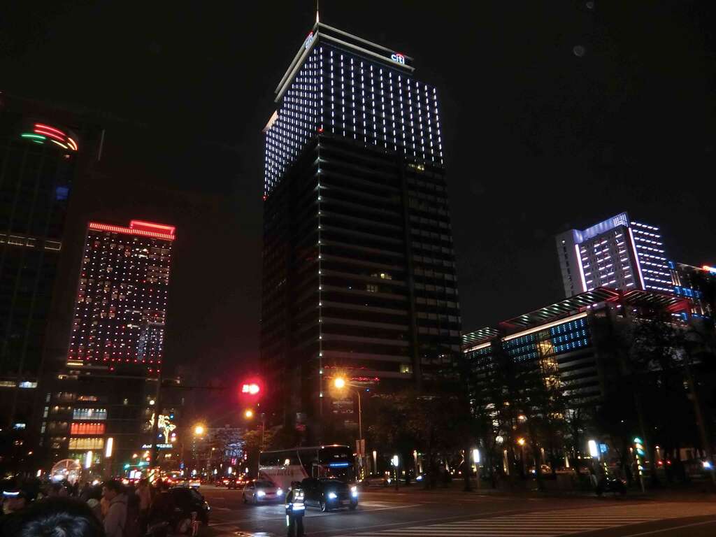 信義商圈指標型建物關燈前.jpg